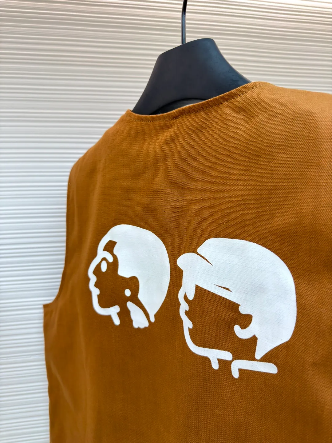 LOUIS VUITTON Nigo joint portrait work vest ●Original version: Purchased and developed for 16999 ●Item number: 1681331-B75 ●Fabric: denim fabric ●Technology: printing production ●Color: brown ●Version: fitted version ●Weight: about 785 grams ●Size: S-M-L-XL ●Description: Made of high-quality brown twill fabric, the texture is crisp and wear-resistant. The stability and texture of the fabric are ensured through fine weaving technology, which provides good support for the vest. The brand logo embroidery on the left uses a combination of bead embroidery and thread embroidery. The beads are arranged regularly, the embroidery stitches are fine, the pattern has a strong three-dimensional effect, and it is perfectly integrated with the fabric, highlighting the brand's luxurious craftsmanship. It adopts three-dimensional tailoring to fit the human body shape, making it comfortable to wear and fashionable. Double-thread reinforcement technology is used during sewing, the seams are smooth and compliant, the stitch spacing is even, and the lines are straight, reflecting the exquisite level of garment making. The buttons on the pockets are custom-made metal buttons with a smooth surface and brand details, high-quality texture and strong durability; the zipper is also customized by the brand, with the zipper puller bearing the brand logo, and the zipper is smooth and easy to pull. The quilted lining on the inside not only increases the warmth of the vest, but also improves the overall sophistication. The quilting lines are regular and reflect the meticulous craftsmanship. The design of the large pockets is both practical and decorative, with neat stitching on the edges of the pockets; the lines of the neckline and body are simple and elegant, and the overall craftsmanship details reflect the brand's high-end production standards. The overall wiring is straight and delicate, the fabric is comfortable and soft, and the color is consistent without color difference. It can be matched with the same style to create a fashionable look and control various occasions. Customized accessories, complete with three standards, same style for men and women!